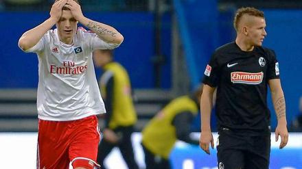 Nationalspieler Marcel Jansen kann es kaum glauben: Der HSV vergeigte nach der Blamage gegen den FC Bayern auch das Heimspiel gegen den SC Freiburg.