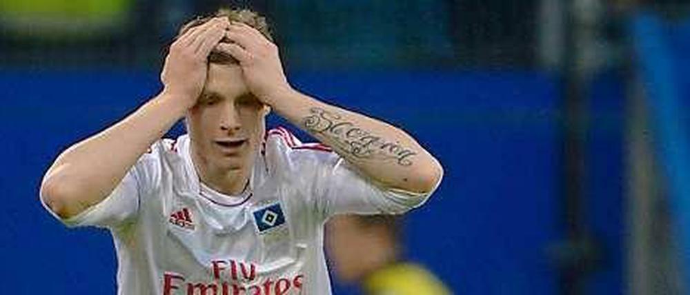 Nationalspieler Marcel Jansen kann es kaum glauben: Der HSV vergeigte nach der Blamage gegen den FC Bayern auch das Heimspiel gegen den SC Freiburg.