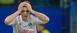 Nationalspieler Marcel Jansen kann es kaum glauben: Der HSV vergeigte nach der Blamage gegen den FC Bayern auch das Heimspiel gegen den SC Freiburg.