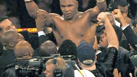 Gagensammler. Ex-Boxweltmeister Mike Tyson 2001 nach einem Profikampf gegen den Dänen Brian Nielsen.