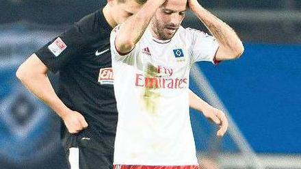 Ratlose Rothose. Der Hamburger Rafael van der Vaart bietet seit Wochen enttäuschende Leistungen – auch gegen Freiburg. Foto: dpa