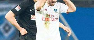 Ratlose Rothose. Der Hamburger Rafael van der Vaart bietet seit Wochen enttäuschende Leistungen – auch gegen Freiburg. Foto: dpa