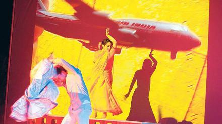 Delirien in Delhi. Indien braucht Wasser, Farben hat es sowieso. Ein Szene aus „Durst“ im Grips-Theater.