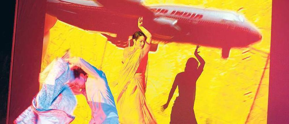 Delirien in Delhi. Indien braucht Wasser, Farben hat es sowieso. Ein Szene aus „Durst“ im Grips-Theater.