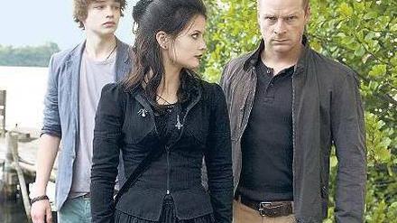Neue Rolle: Privatdetektiv Zehender (Hinnerk Schönemann, rechts) als Personenschützer für Moritz (Dennis Chmelensky) und Mathilda (Joanna Ferkic). Foto: ZDF