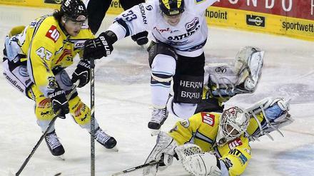 Mit großem Einsatz: Steve Hanusch (l.) und Tomas Duba (r.) setzten sich im Viertelfinale gegen Björn Barta und Ingolstadt durch.