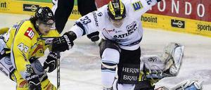Mit großem Einsatz: Steve Hanusch (l.) und Tomas Duba (r.) setzten sich im Viertelfinale gegen Björn Barta und Ingolstadt durch.