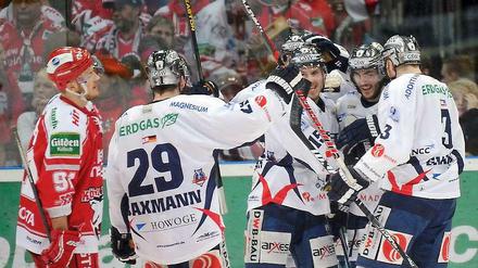 Nach dem Auftakterfolg in Köln sind die Eisbären nur noch zwei Siege von der Deutschen Meisterschaft entfernt.