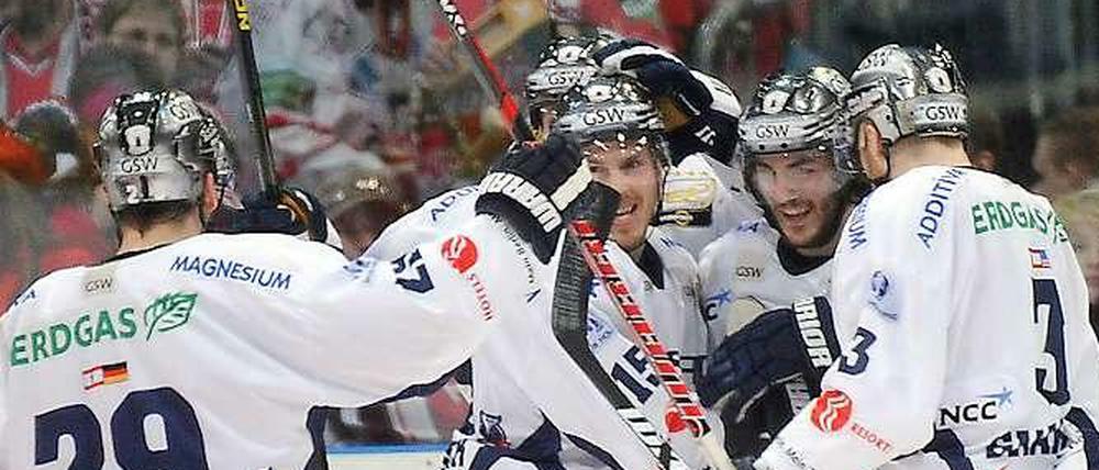 Nach dem Auftakterfolg in Köln sind die Eisbären nur noch zwei Siege von der Deutschen Meisterschaft entfernt.