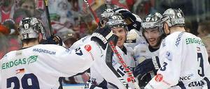 Nach dem Auftakterfolg in Köln sind die Eisbären nur noch zwei Siege von der Deutschen Meisterschaft entfernt.