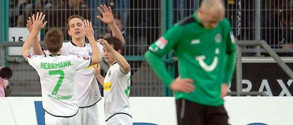 Borussia Mönchengladbachs Luuk de Jong (2.v. l.) jubelt mit Patrick Herrmann (l.) und Amin Younes über das 1:0. 