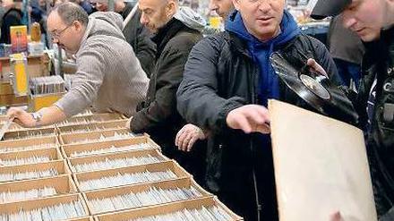 Grabbelfieber. Fachsimpelnde Sammler auf der Messe in Utrecht. Sie reisen zweimal im Jahr aus der ganzen Welt an.
