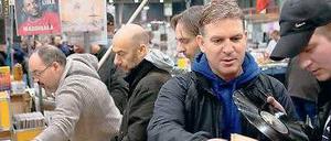 Grabbelfieber. Fachsimpelnde Sammler auf der Messe in Utrecht. Sie reisen zweimal im Jahr aus der ganzen Welt an.