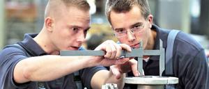 Alles für den guten Fang. Qualifizierte Bewerber sind in vielen Branchen Gold wert. Darum werden sie mit hohen Geld- und Sachprämien belohnt.