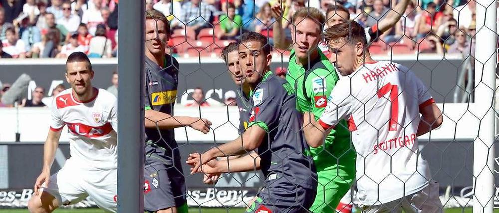 Anfang vom Ende: Stuttgarts Martin Harnick (rechts) war nur Zuschauer. Den ersten der beiden Gegentreffer hatten sich die Gladbacher ganz allein zugefügt. 