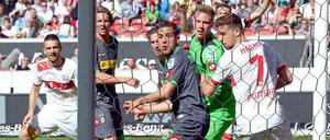 Anfang vom Ende: Stuttgarts Martin Harnick (rechts) war nur Zuschauer. Den ersten der beiden Gegentreffer hatten sich die Gladbacher ganz allein zugefügt.