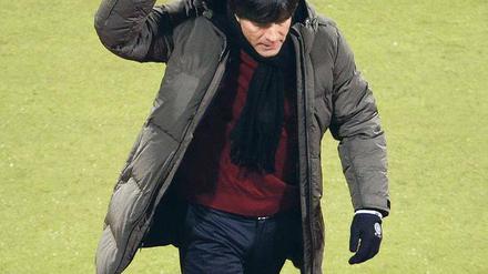Hört bloß auf! Bundestrainer Joachim Löw war nicht einverstanden mit den Pfiffen des Nürnberger Publikums. Überhaupt wird das Nationalteam in der Zuschauergunst mit anderen Maßstäben gemessen als eine normale Vereinsmannschaft. Foto: dpa