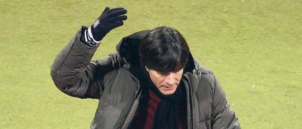Hört bloß auf! Bundestrainer Joachim Löw war nicht einverstanden mit den Pfiffen des Nürnberger Publikums. Überhaupt wird das Nationalteam in der Zuschauergunst mit anderen Maßstäben gemessen als eine normale Vereinsmannschaft. Foto: dpa
