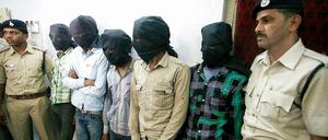Fünf der Verdächtigen auf einem Polizeirevier in der Indischen Stadt Datia.