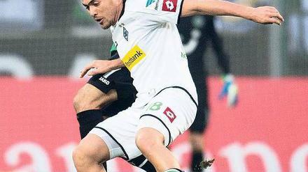 Ausgebremst. Juan Arango stoppt Hannovers Sergio Pinto. Foto: dpa