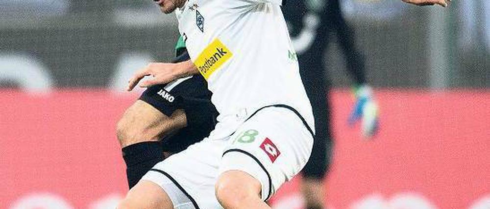 Ausgebremst. Juan Arango stoppt Hannovers Sergio Pinto. Foto: dpa