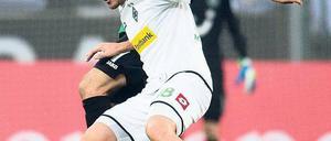 Ausgebremst. Juan Arango stoppt Hannovers Sergio Pinto. Foto: dpa