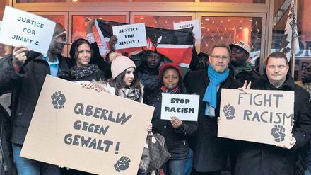 Türsteher. Nach einem Angriff auf einen kenianischen Mitarbeiter im Club wurde vor der Disko demonstriert. 
