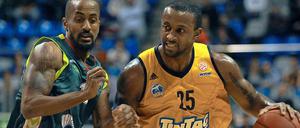 Topscorer. Alba Berlins Je'Kel Foster (rechts), hier im Duell mit Malagas Earl Calloway, erzielte 13 Punkte.