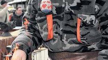 Schön warm hier. Der Kunstschmied Michael Soika trotzt auf dem Ostermarkt am Alexanderplatz mit einem Schmiedefeuer der Kälte. Foto: dpa