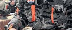 Schön warm hier. Der Kunstschmied Michael Soika trotzt auf dem Ostermarkt am Alexanderplatz mit einem Schmiedefeuer der Kälte. Foto: dpa