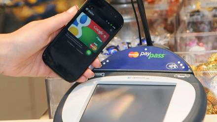 Im Vorbeigehen. Wer über sein Smartphone zahlt, kann sich das Portemonnaie sparen.
