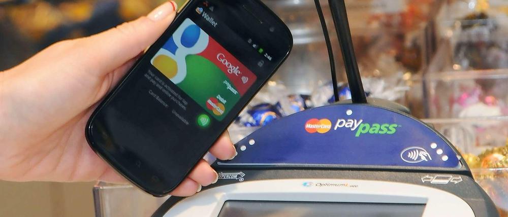 Im Vorbeigehen. Wer über sein Smartphone zahlt, kann sich das Portemonnaie sparen.