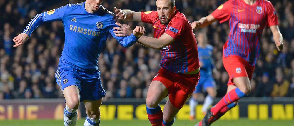 Späte Erlösung. Erst mit dem 3:1-Treffer von Fernando Torres (links) in der 71. Minute hatten Chelsea das Viertelfinale sicher.