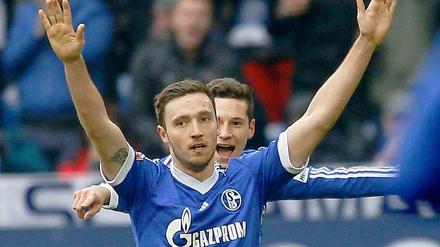 Marco Höger feiert sein Tor gegen Hoffenheim mit Julian Draxler.