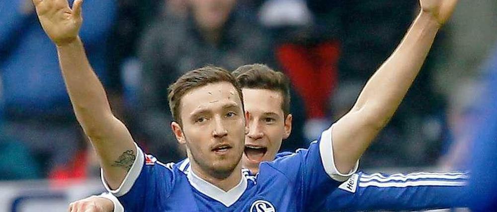 Marco Höger feiert sein Tor gegen Hoffenheim mit Julian Draxler.
