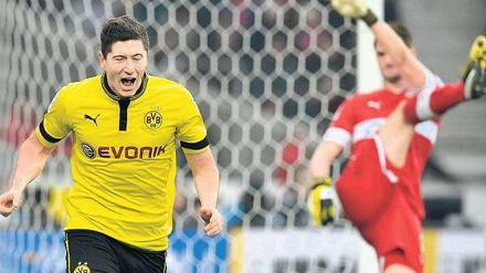 Job erledigt. Robert Lewandowski ist seiner Aufgabe als Stürmer ordnungsgemäß nachgekommen und bejubelt seinen Siegtreffer gegen den VfB Stuttgart. Foto: AFP