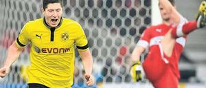 Job erledigt. Robert Lewandowski ist seiner Aufgabe als Stürmer ordnungsgemäß nachgekommen und bejubelt seinen Siegtreffer gegen den VfB Stuttgart. Foto: AFP