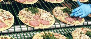 Pizza-Produktion bei Dr. Oetker. Auch das Unternehmen wurde bestraft. 