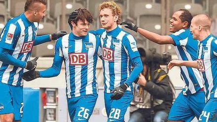 Gruppe mit Schützen. Nico Schulz (2.v.l.) und Ronny (2.v.r.) erzielten gestern die Tore gegen Bochum und wurden gefeiert. Foto: dpa