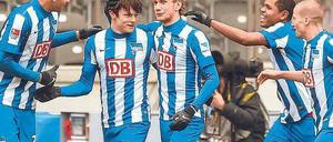Gruppe mit Schützen. Nico Schulz (2.v.l.) und Ronny (2.v.r.) erzielten gestern die Tore gegen Bochum und wurden gefeiert. Foto: dpa