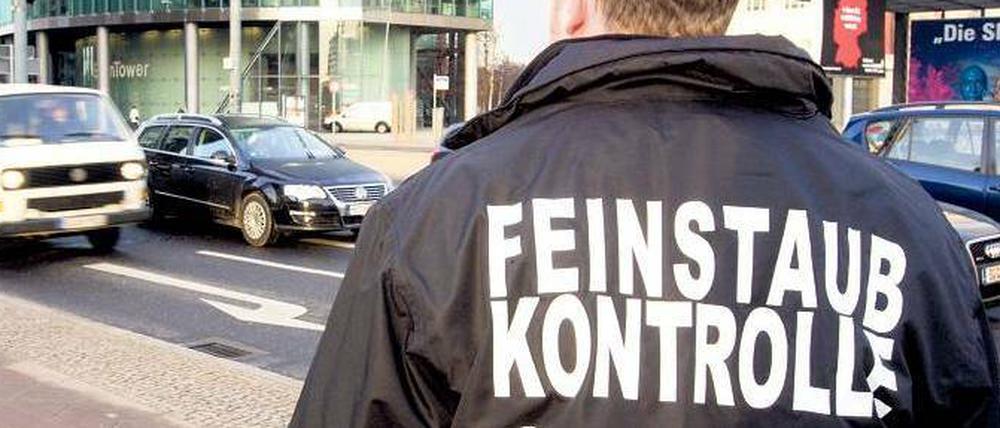 Tägliches Gift. An Berlins Hauptstraßen wird die Luft inzwischen nicht mehr nur auf Feinstaub getestet.
