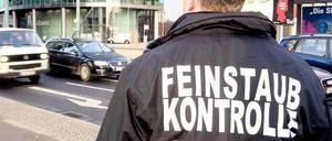 Tägliches Gift. An Berlins Hauptstraßen wird die Luft inzwischen nicht mehr nur auf Feinstaub getestet. 