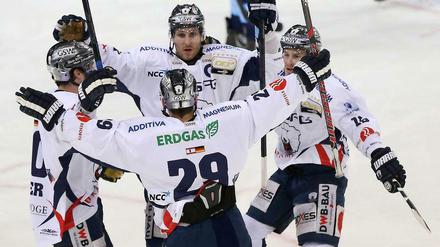 Berlins Jens Baxmann (M.) feiert seinen Treffer zum 2:0 gegen die Hamburg Freezers mit seinen Mitspielern.