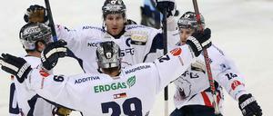 Berlins Jens Baxmann (M.) feiert seinen Treffer zum 2:0 gegen die Hamburg Freezers mit seinen Mitspielern.