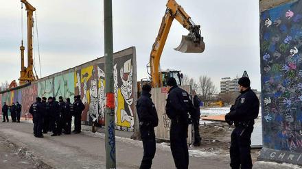 Die East Side Gallery bekommt wieder eine Lücke – nur vorübergehend, wie alle Beteiligten und angeblich Unbeteiligten plötzlich in seltener Einigkeit versichern.