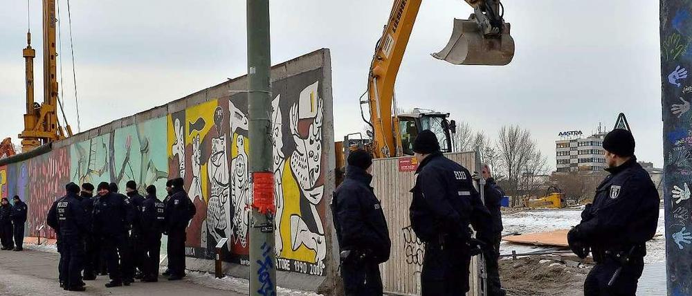 Die East Side Gallery bekommt wieder eine Lücke – nur vorübergehend, wie alle Beteiligten und angeblich Unbeteiligten plötzlich in seltener Einigkeit versichern.