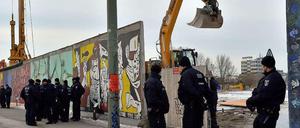 Die East Side Gallery bekommt wieder eine Lücke – nur vorübergehend, wie alle Beteiligten und angeblich Unbeteiligten plötzlich in seltener Einigkeit versichern.