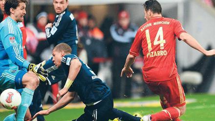 Hacke, Tor – Spitze! Beim 7:0 zaubert der vierfache Bayern-Torschütze Claudio Pizarro den Ball in Madjer-Manier über die Linie.Foto: dpa