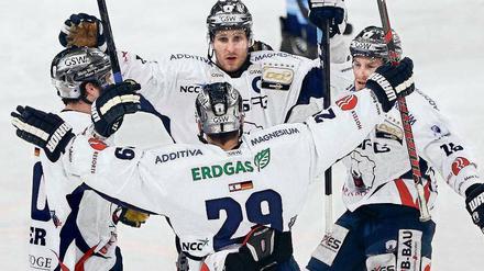 Es ist geschafft. Die Spieler der Eisbären Berlin bejubeln den mühsamen Einzug in das Halbfinale der Deutschen Eishockey-Liga. Foto: dpa