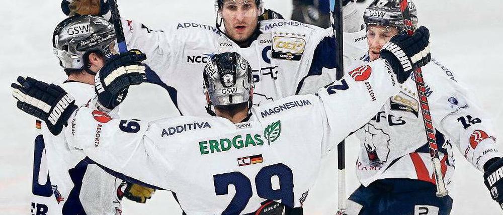 Es ist geschafft. Die Spieler der Eisbären Berlin bejubeln den mühsamen Einzug in das Halbfinale der Deutschen Eishockey-Liga. Foto: dpa